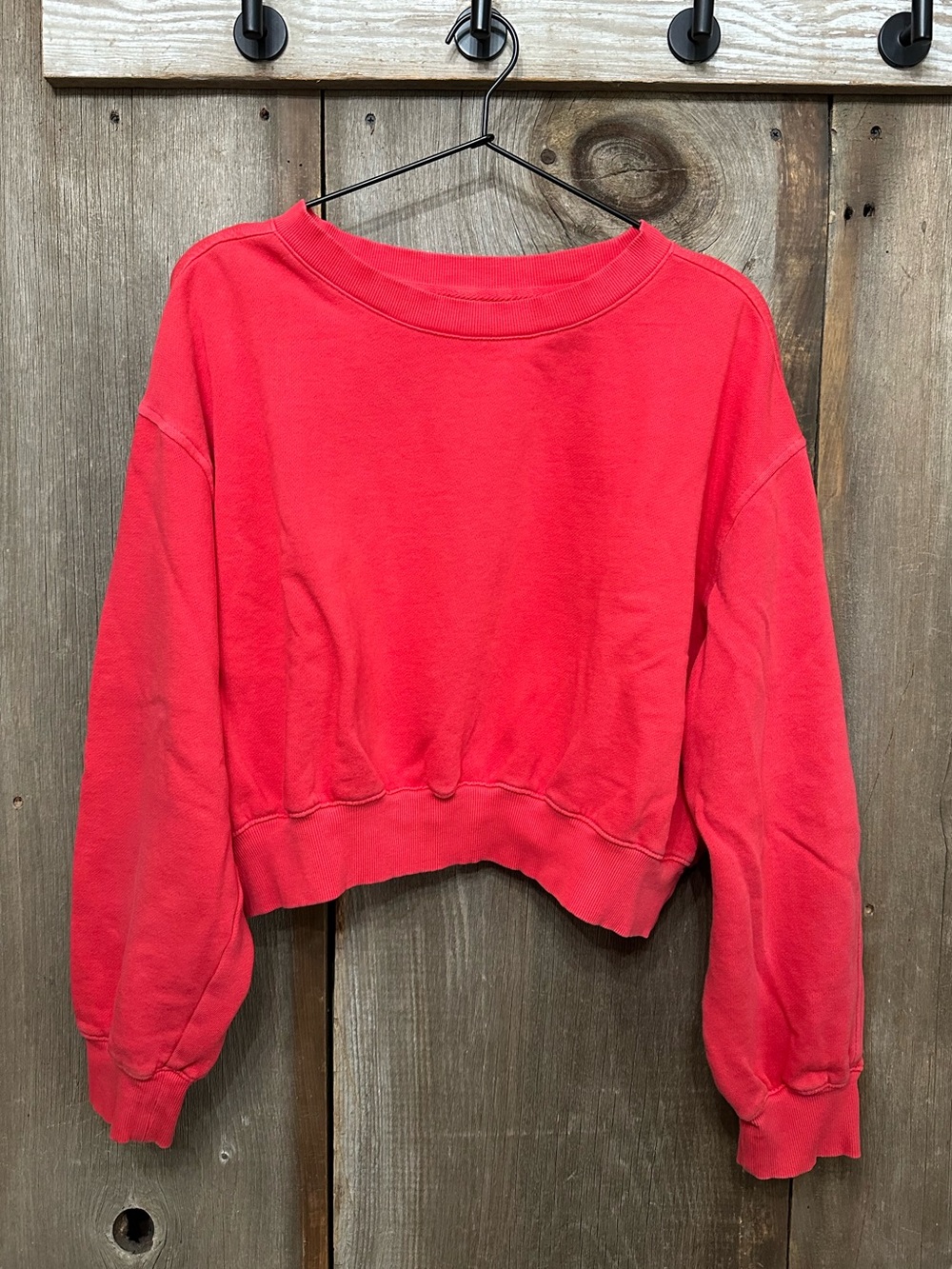 Old Navy Soft Gathered Crop Sweatshirt in Cherry Tomato Red Size Medium Women’s